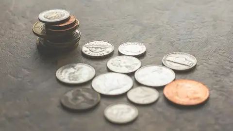 Imagen de archivo de varias monedas.