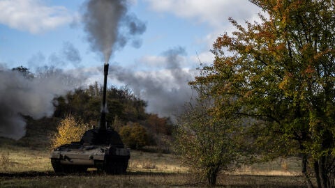 Miembros del servicio ucraniano de la 43.a Brigada de Artiller&iacute;a Separada Hetman Taras Triasylo disparan hacia tropas rusas en la regi&oacute;n de Donetsk, Ucrania.