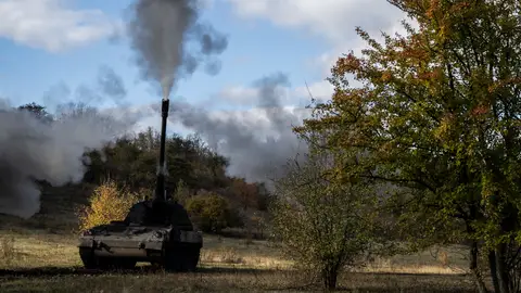 Miembros del servicio ucraniano de la 43.a Brigada de Artillería Separada Hetman Taras Triasylo disparan hacia tropas rusas en la región de Donetsk, Ucrania. Miembros del servicio ucraniano de la 43.a Brigada de Artillería Separada Hetman Taras Triasylo disparan hacia tropas rusas en la región de Donetsk, Ucrania.