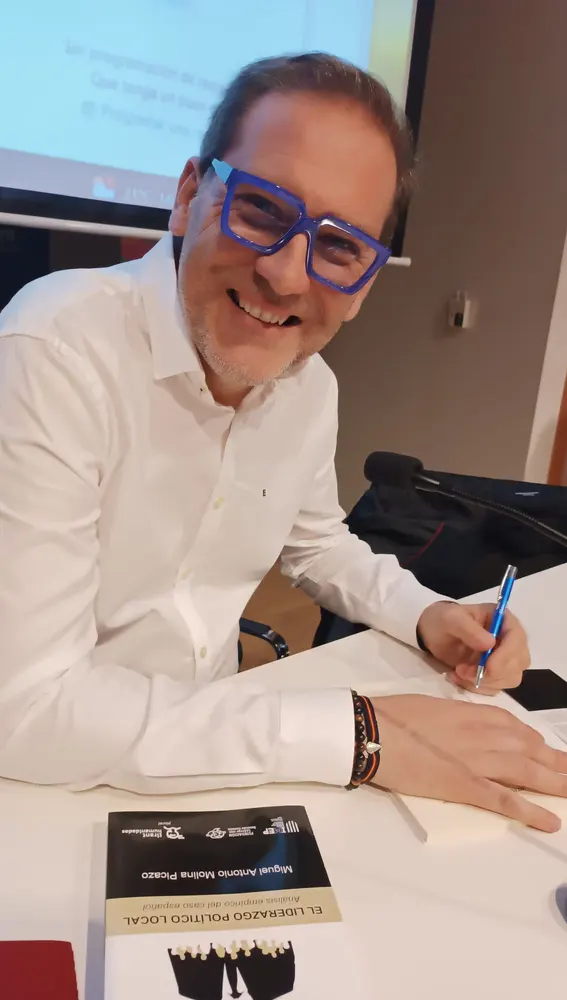 El docente Miguel Molina, impulsor del 'Pechakucha Elche'. El docente Miguel Molina, impulsor del 'Pechakucha Elche'.