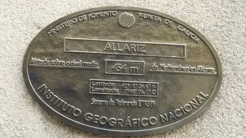 Una de las muchas placas que toman como referencia a la capital para informar de su altitud Una de las muchas placas que toman como referencia a la capital para informar de su altitud