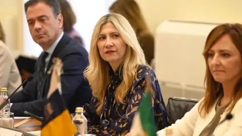 La vicepresidenta del Gobierno de Aragón, Mar Vaquero, durante el Comité Preparatorio de la Conferencia de Presidentes, junto al consejero de Presidencia murciano, Marcos Ortuño, y la consejera de Presidencia del Gobierno de Canarias, Nieves Lady Barreto Vaquero critica la falta de concreción para fijar la fecha de la Conferencia de Presidentes