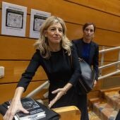 Yolanda Díaz y Mónica García llegan a un pleno del Congreso de los Diputados.