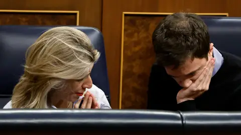 La vicepresidenta segunda y ministra de Trabajo, Yolanda Díaz conversa con el ya exportavoz de Sumar en el Congreso, Íñigo Errejón, en una imagen de archivo. La vicepresidenta segunda y ministra de Trabajo, Yolanda Díaz conversa con el ya exportavoz de Sumar en el Congreso, Íñigo Errejón, en una imagen de archivo.