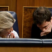 La vicepresidenta segunda y ministra de Trabajo, Yolanda Díaz conversa con el ya exportavoz de Sumar en el Congreso, Íñigo Errejón, en una imagen de archivo.