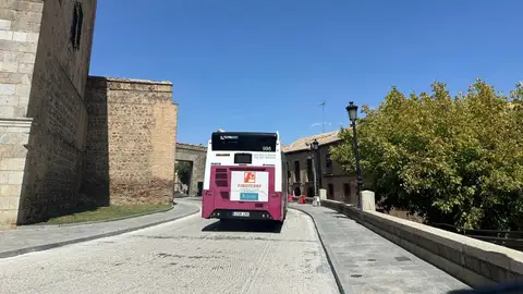 Cortan de nuevo el tráfico en Puerta de Bisagra para reparar el pavimento Cortan de nuevo el tráfico en Puerta de Bisagra para reparar el pavimento