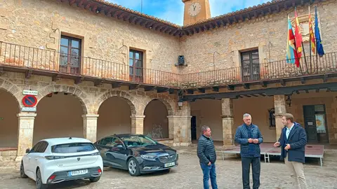 El consejero Manuel Blasco en la Plaza Mayor de Albarracín ALBARRACIN