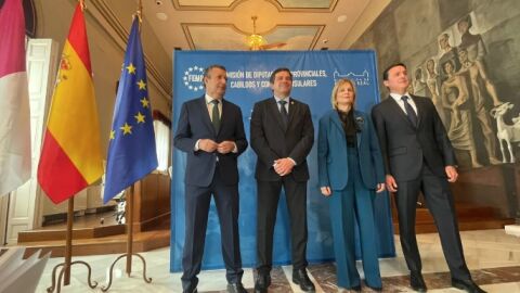 presidente de la Diputaci&oacute;n de Ciudad Real, Miguel &Aacute;ngel Valverde; la presidenta de la Federaci&oacute;n Espa&ntilde;ola de Municipios y Provincias, Mar&iacute;a Jos&eacute; Garc&iacute;a-Pelayo; el presidente de la Diputaci&oacute;n de Almer&iacute;a y presidente de la comisi&oacute;n, Javier Aureliano Garc&iacute;a Molina; y el presidente de la Diputaci&oacute;n de Sevilla, Francisco Javier Fern&aacute;ndez de los R&iacute;os