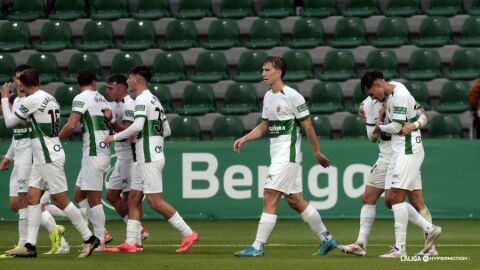 El Elche celebra el gol de Rodrigo Mendoza contra el Burgos.