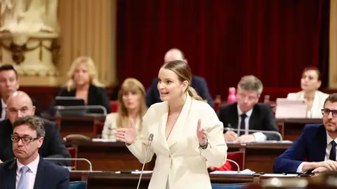 La Presidenta del Govern, Marga Prohens durante la sesión del pleno de este martes. La Presidenta del Govern, Marga Prohens durante la sesión del pleno de este martes.