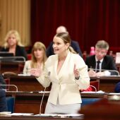 La Presidenta del Govern, Marga Prohens durante la sesión del pleno de este martes. 