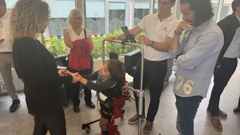 Alejandro, un niño de 7 años con necesidades de apoyo generalizadas, ha protagonizado la demostración de la herramienta. Alejandro, un niño de 7 años con necesidades de apoyo generalizadas, ha protagonizado la demostración de la herramienta.