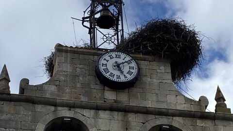 Reloj en un campanario en una iglesia de Arag&oacute;n