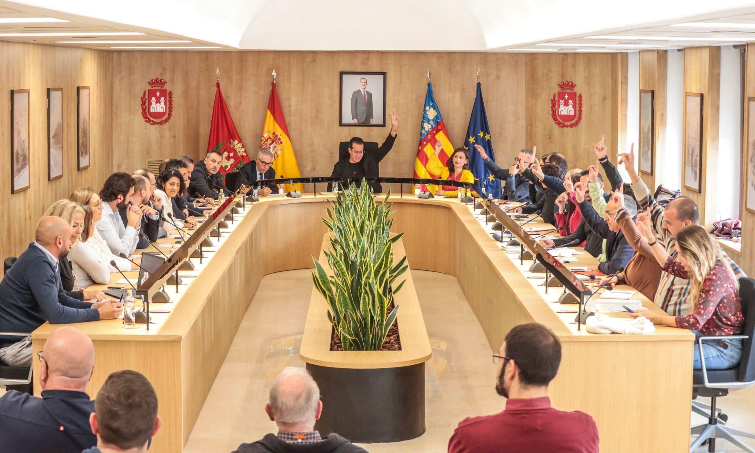 El pleno municipal de Elda aprueba el nuevo contrato de limpieza del municipio con la única oposición de Vox El pleno municipal de Elda aprueba el nuevo contrato de limpieza del municipio con la única oposición de Vox