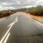 Una carretera de la provincia de Ciudad Real afectada por las lluvias de hoy
