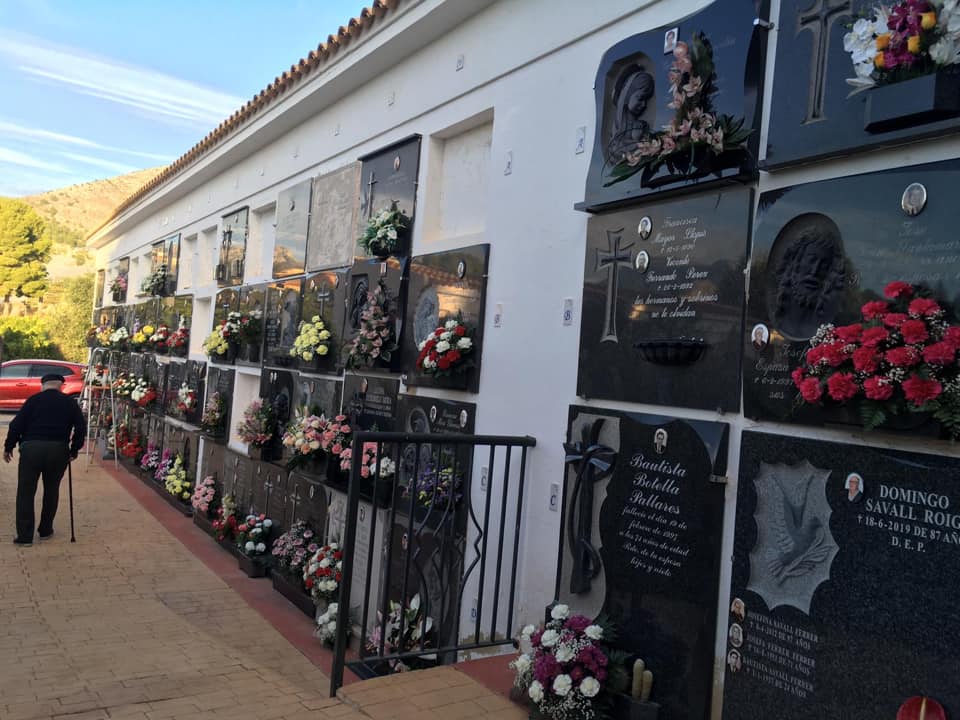 Autobús gratuito y horario de cementerio ininterrumpido: El dispositivo de Callosa d'En Sarrià para Todos los Santos Autobús gratuito y horario de cementerio ininterrumpido: El dispositivo de Callosa d'En Sarrià para Todos los Santos