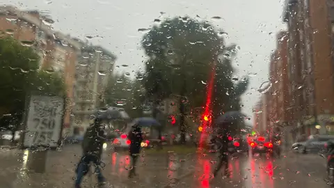 La alerta por lluvia en la ciudad de Cuenca ha obligado a sacar paraguas y chubasqueros este martes La alerta por lluvia en la ciudad de Cuenca ha obligado a sacar paraguas y chubasqueros este martes