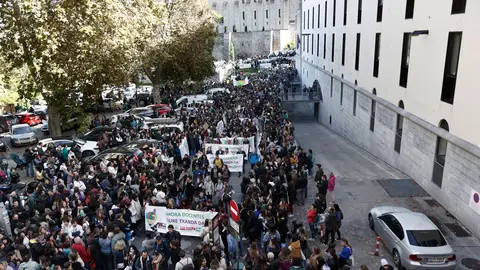 Los manifestantes se han reunido ante el departamento de Educación columnas procedentes de diferentes barrios Los manifestantes se han reunido ante el departamento de Educación columnas procedentes de diferentes barrios