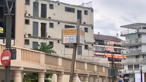 La caída de cascotes del conocido como “edificio de la Renault de Benidorm”, donde se encuentra el mosaico de Baeza, obliga a retirar los balcones La caída de cascotes del conocido como “edificio de la Renault de Benidorm”, donde se encuentra el mosaico de Baeza, obliga a retirar los balcones