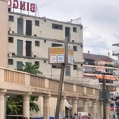 La caída de cascotes del conocido como “edificio de la Renault de Benidorm”, donde se encuentra el mosaico de Baeza, obliga a retirar los balcones La caída de cascotes del conocido como “edificio de la Renault de Benidorm”, donde se encuentra el mosaico de Baeza, obliga a retirar los balcones