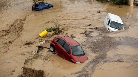 Im&aacute;genes de algunos veh&iacute;culos en Alora (M&aacute;laga) tras el desborde del Gudalhorce