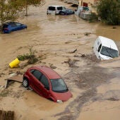 Imágenes de algunos vehículos en Alora (Málaga) tras el desborde del Gudalhorce