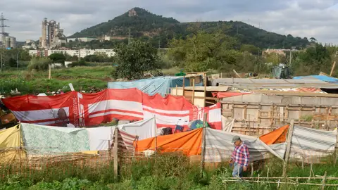 L'Ajuntament de Montcada i Reixac ha desallotjat i enderrocat les barraques de la zona de la depuradora L'Ajuntament de Montcada i Reixac ha desallotjat i enderrocat les barraques de la zona de la depuradora