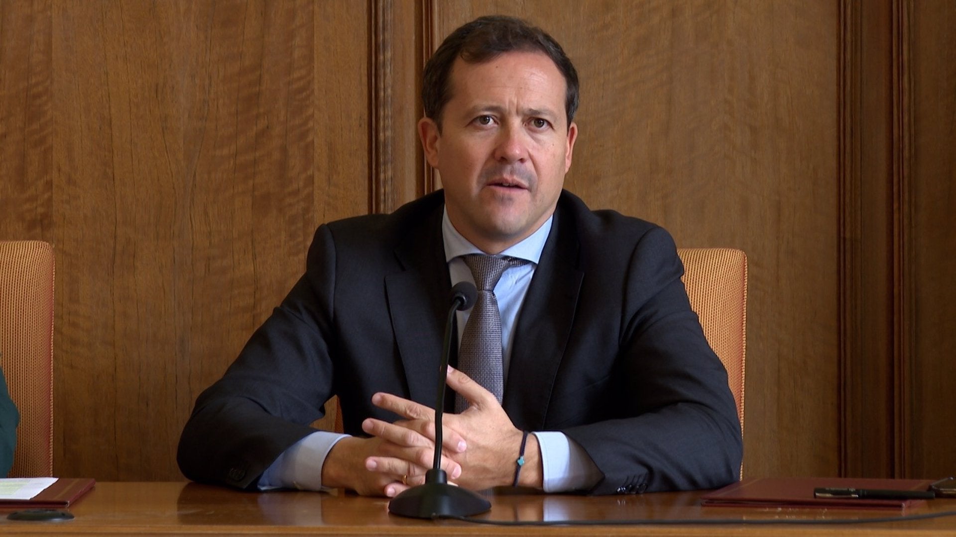Velázquez achaca errores a la empresa que repite las obras de Bisagra Velázquez achaca errores a la empresa que repite las obras de Bisagra