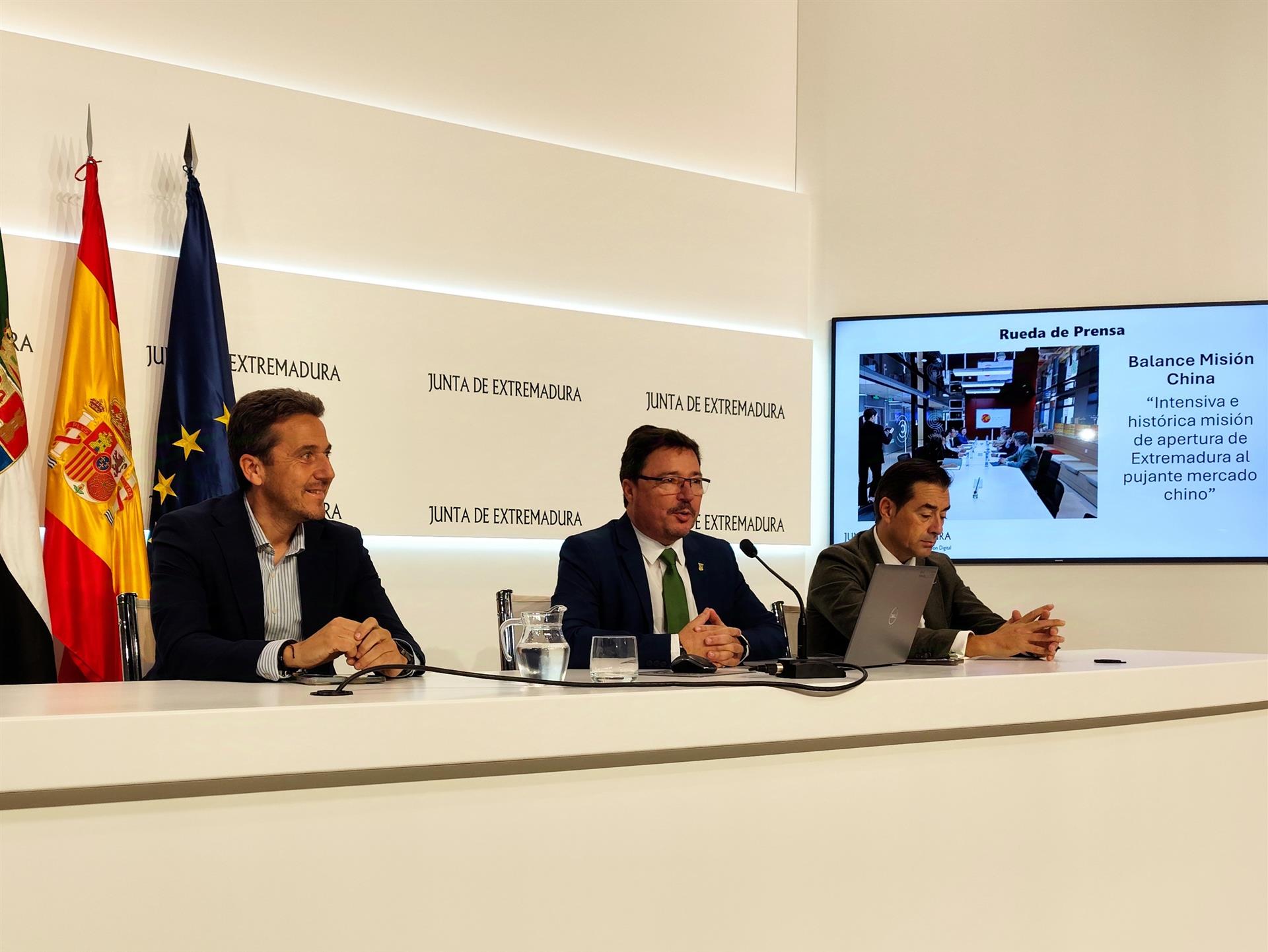 Una empresa china que recicla paneles solares y otra que fabrica bicis eléctricas estudian instalarse en Extremadura Una empresa china que recicla paneles solares y otra que fabrica bicis eléctricas estudian instalarse en Extremadura