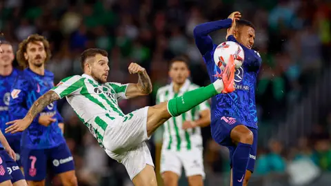 Aitor Ruibal golpea el balón ante Samu Lino. Aitor Ruibal golpea el balón ante Samu Lino.