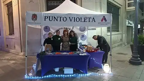 La concejala Begoña León en un Punto Violeta de Alicante La concejala Begoña León en un Punto Violeta de Alicante