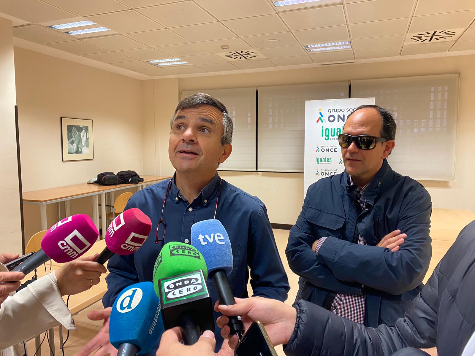 La ONCE organiza un 'paseo a ciegas' para periodistas en Toledo La ONCE organiza un 'paseo a ciegas' para periodistas en Toledo