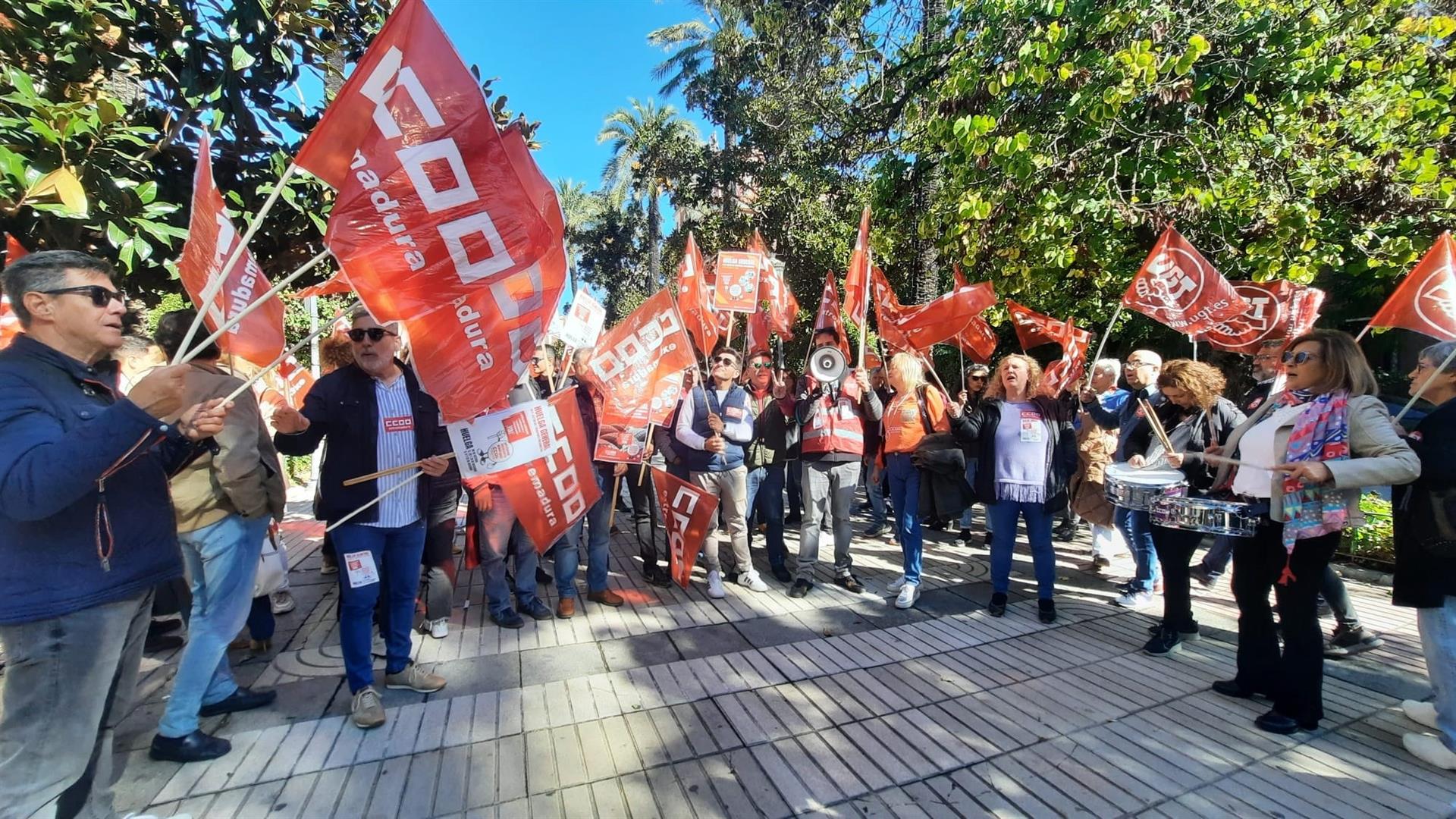 CCOO y UGT Extremadura reclaman la jubilación anticipada de los conductores del transporte de viajeros por "justicia" CCOO y UGT Extremadura reclaman la jubilación anticipada de los conductores del transporte de viajeros por "justicia"