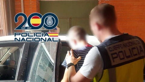 Un agente de la Polic&iacute;a Nacional de Elche con el detenido.