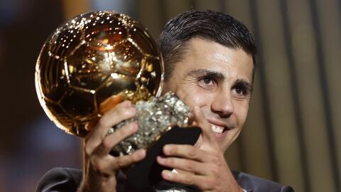 Rodri gana el Bal&oacute;n de Oro Masculino 2024.