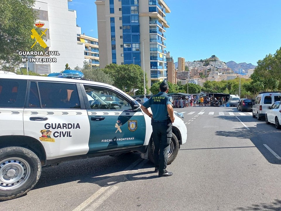 La Guardia Civil y la Policía Local de Crevillent intervienen 6.300 productos falsificados en dos comercios La Guardia Civil y la Policía Local de Crevillent intervienen 6.300 productos falsificados en dos comercios