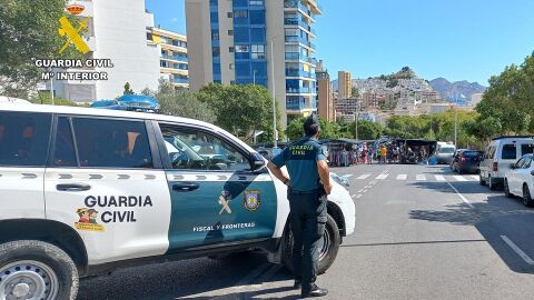 Un agente de la Guardia Civil durante un dispositivo desplegado en un mercadillo.