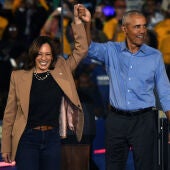 El expresidente estadounidense Barack Obama hace campaña junto a la candidata presidencial demócrata, la vicepresidenta estadounidense Kamala Harris