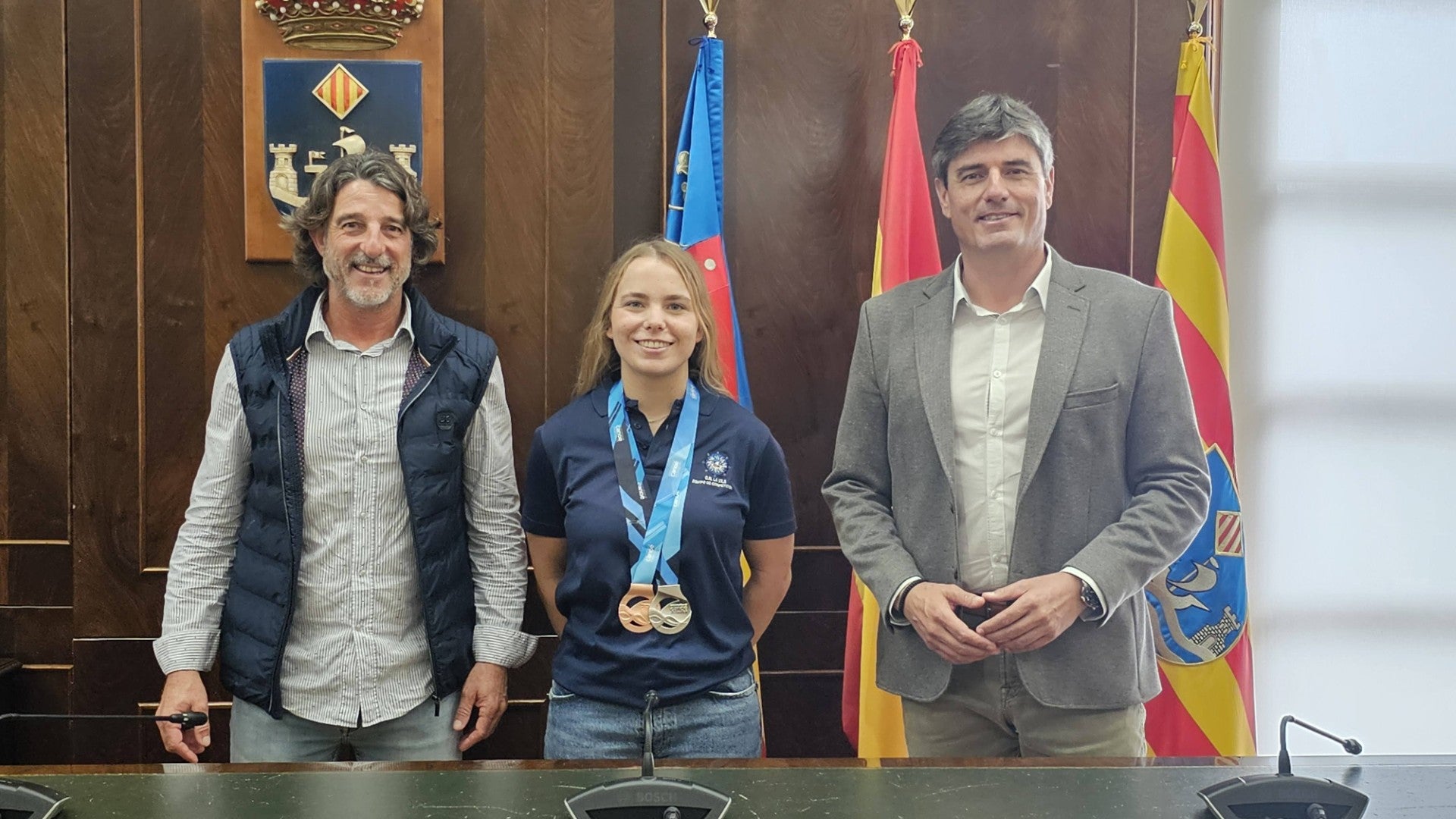 El alcalde de la Vila Joiosa recibe a la palista Sara Mengual tras su bronce en el Mundial de Madeira El alcalde de la Vila Joiosa recibe a la palista Sara Mengual tras su bronce en el Mundial de Madeira
