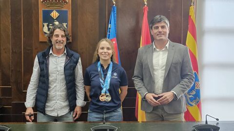 El alcalde de la Vila Joiosa recibe a la palista Sara Mengual tras su bronce en el Mundial de Madeira