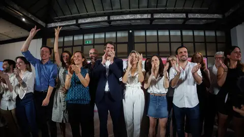 Yolanda Díaz, saluda a los simpatizantes de Sumar la noche del 23J junto a Errejón, Rita Maestre, Mónica García, Urtasun, Belarra y Garzón Yolanda Díaz, saluda a los simpatizantes de Sumar la noche del 23J junto a Errejón, Rita Maestre, Mónica García, Urtasun, Belarra y Garzón/ Eduardo Parra / Europa Press