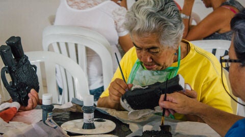 Mayores haciendo manualidades