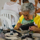 Mayores haciendo manualidades Mayores haciendo manualidades