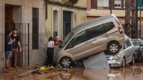 Vehículos destrozados tras el paso de la DANA por el barrio de La Torre de Valencia, a 30 de octubre de 2024, en Valencia, Comunidad Valenciana (España) Vehículos destrozados tras el paso de la DANA por el barrio de La Torre de Valencia, a 30 de octubre de 2024, en Valencia, Comunidad Valenciana (España)