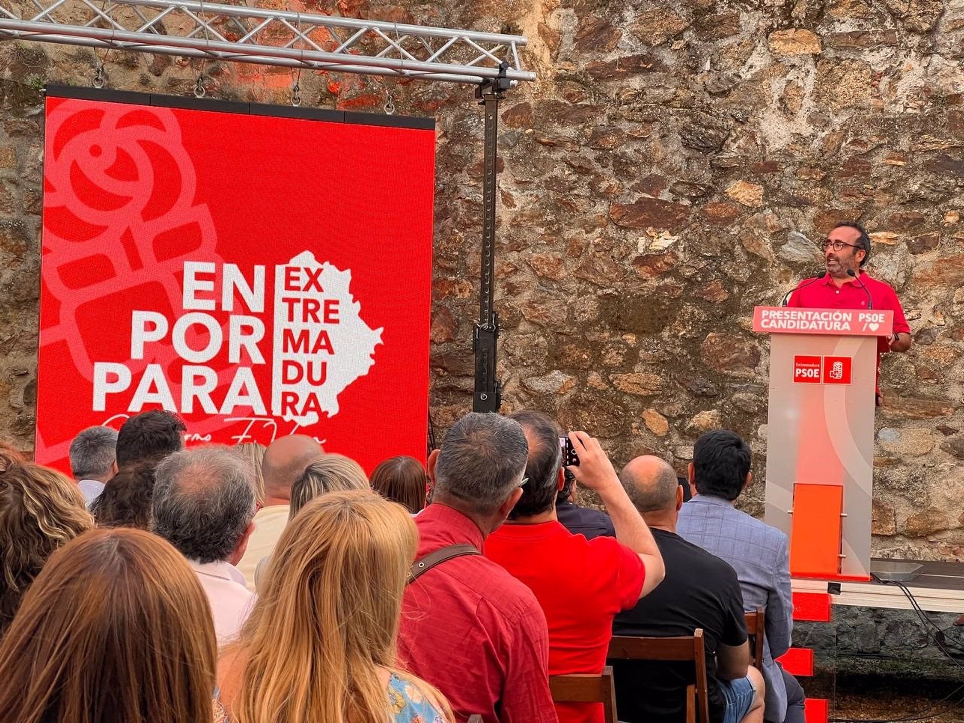 El PSOE de Cáceres muestra su "rechazo absoluto" ante el presunto caso de acoso sexual por un político de Badajoz El PSOE de Cáceres muestra su "rechazo absoluto" ante el presunto caso de acoso sexual por un político de Badajoz