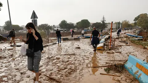 Una mujer camina entre el lodo acumulado por las intensas lluvias de la fuerte dana que afecta especialmente el sur y el este de la península ibérica, este miércoles en Picaña (Valencia). Una mujer camina entre el lodo acumulado por las intensas lluvias de la fuerte dana que afecta especialmente el sur y el este de la península ibérica, este miércoles en Picaña (Valencia).