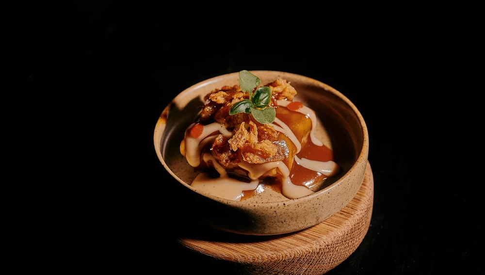 El ravioli de molleja de ternera con parmesano y tomate seco explota en boca. El ravioli de molleja de ternera con parmesano y tomate seco explota en boca.