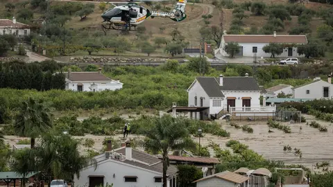 Agentes de la Guardia Civil rescatan con un helicóptero a varios vecinos de la localidad malagueña de Álora tras quedarse incomunicados por el desborde del río Guadalhorce Agentes de la Guardia Civil rescatan con un helicóptero a varios vecinos de la localidad malagueña de Álora tras quedarse incomunicados por el desborde del río Guadalhorce