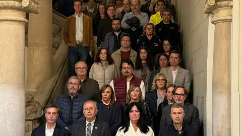 Huesca guarda un minuto de silencio por las víctimas y afectados por la DANA Huesca guarda un minuto de silencio por las víctimas y afectados por la DANA