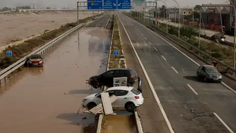 Vista general de la CV-30, en Valencia, cortada por las intensas lluvias. Vista general de la CV-30, en Valencia, cortada por las intensas lluvias.